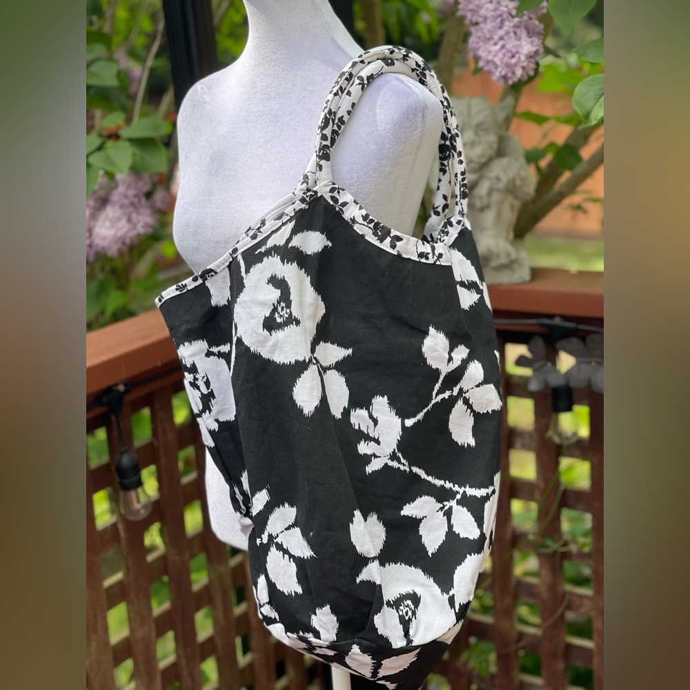ECHO black/white Floral canvas with ties and zippered pouch big tote Bag